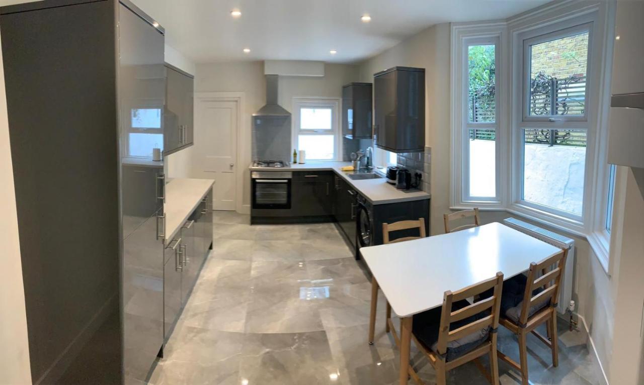 The Dimmer 2 Bedroom Apartment London Bagian luar foto