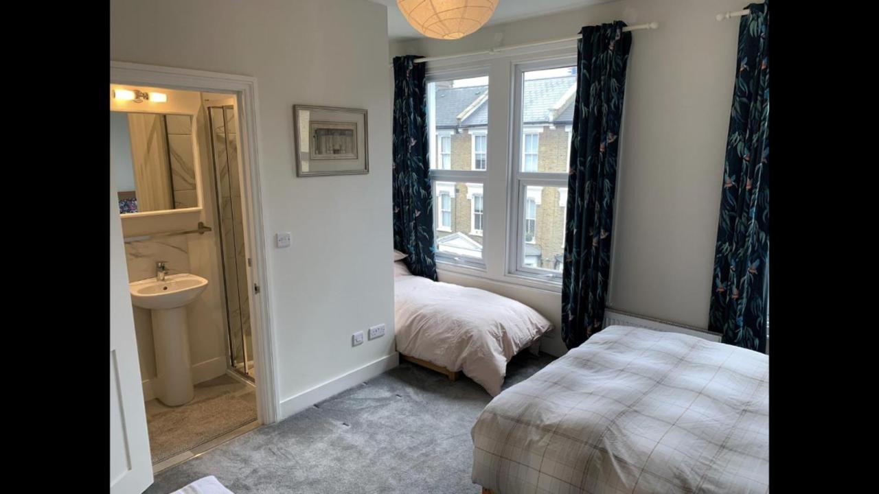 The Dimmer 2 Bedroom Apartment London Bagian luar foto